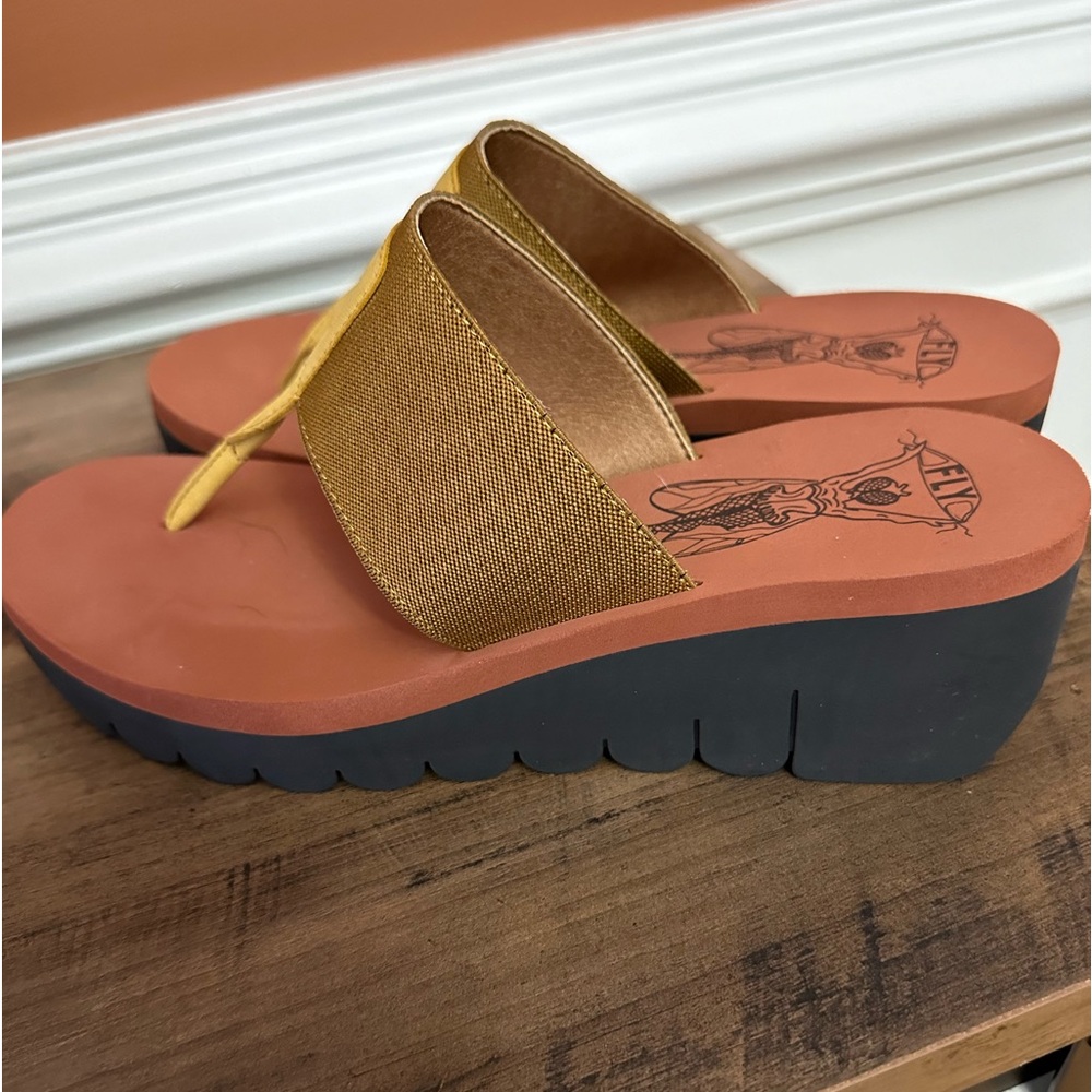 FLY LONDON BUMBLEBEE FLIPFLOP SANDALS